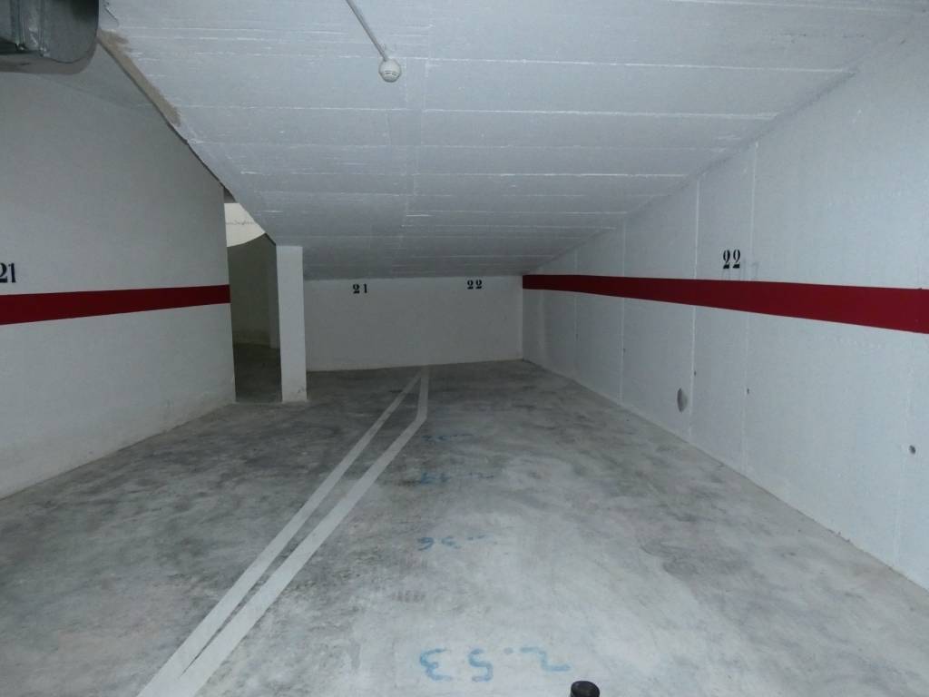 Ampio parcheggio a 150 m dal viale Andalucia (centro)