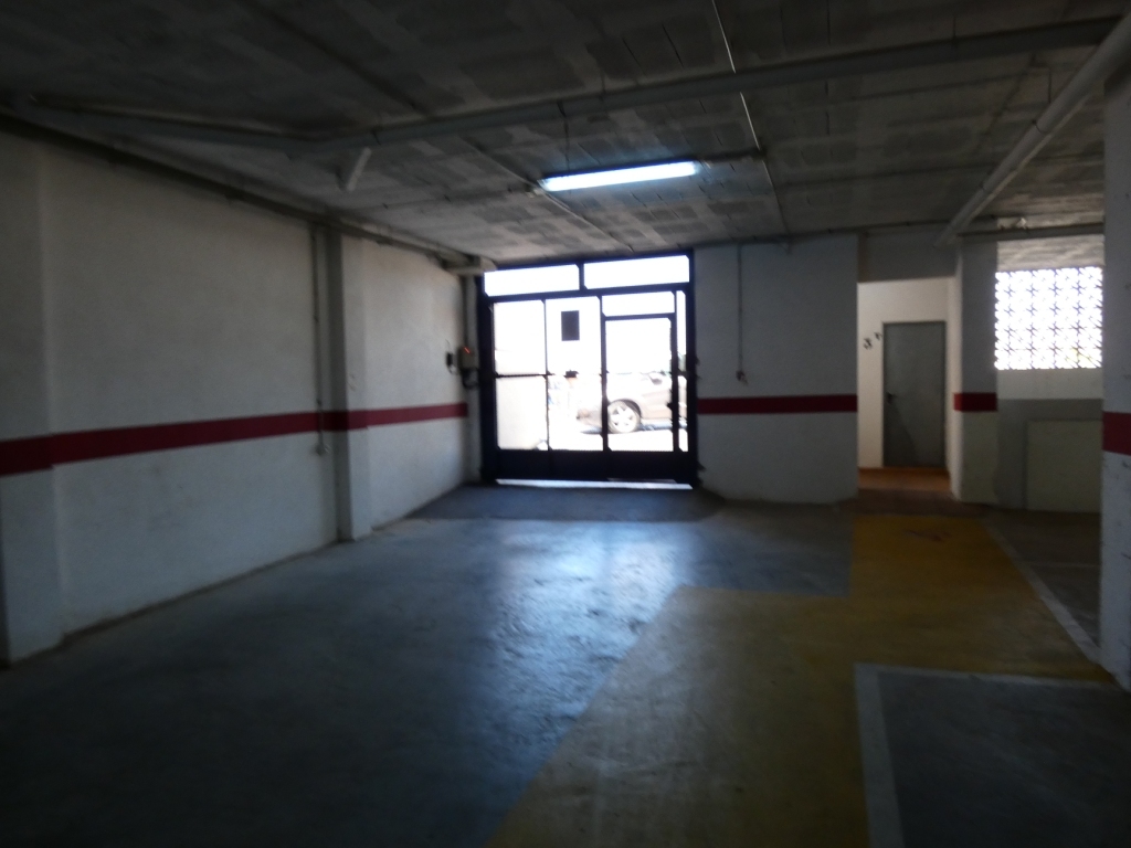 Ampio parcheggio a 150 m dal viale Andalucia (centro)