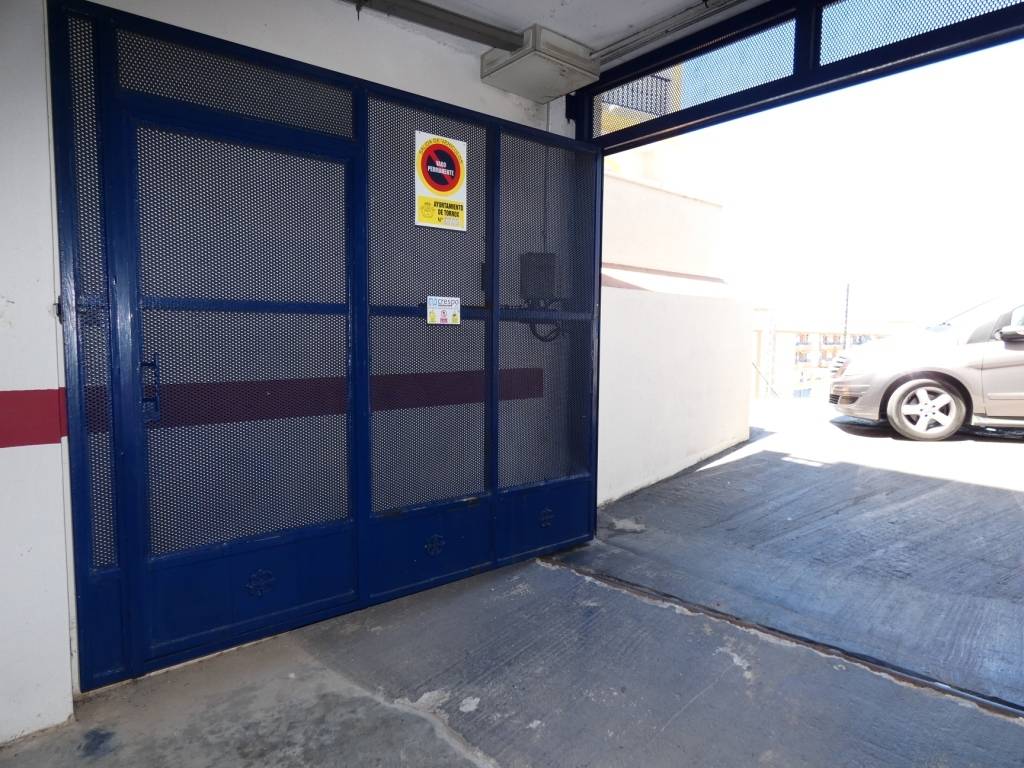Ample parking space 150 m from Andalucia avenue (downtown)