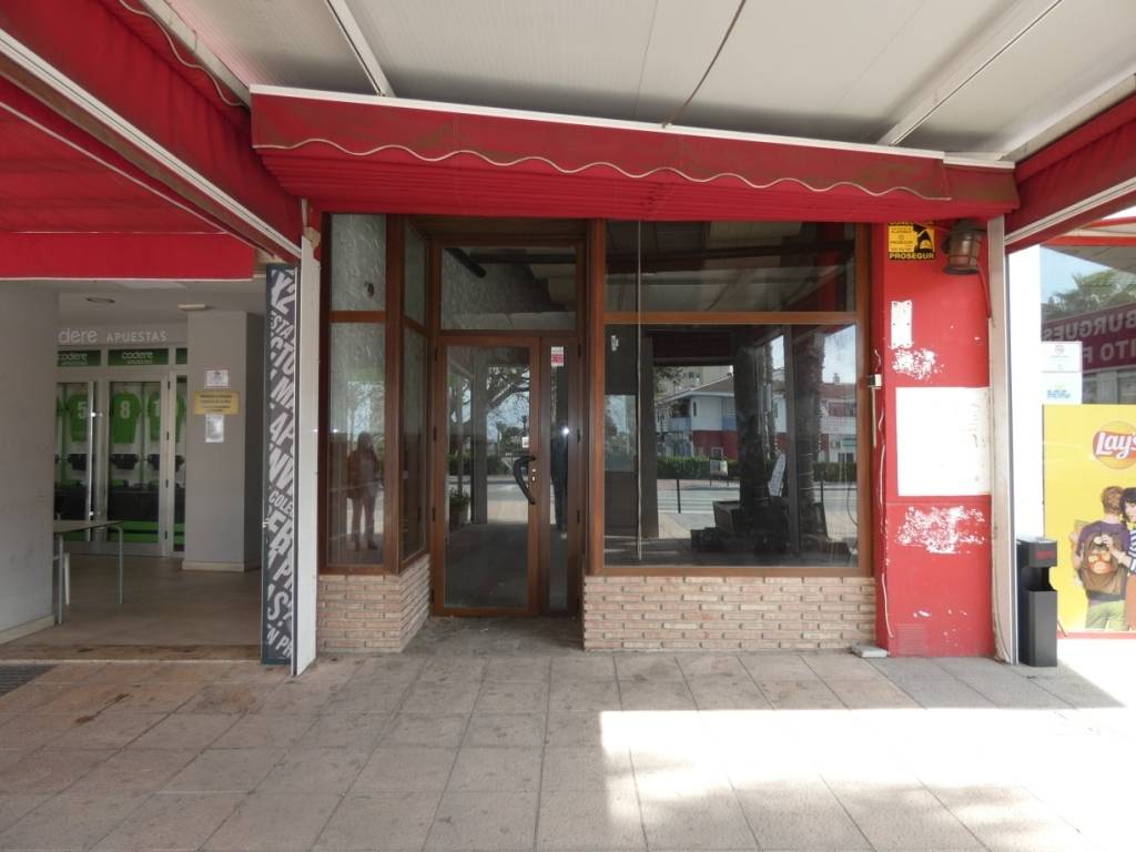 Erhvervslokaler med enestående beliggenhed i Santander bankområdet