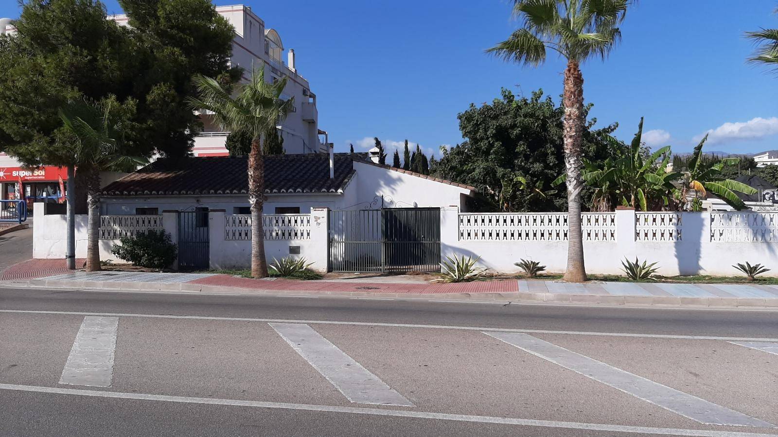 Casa y parcela céntrica sobre avenida Andalucia