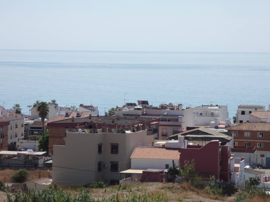 Practica y confortable 3 dormitorios 2 baños porche y amplio jardin mas  terraza con vistas al mar y   ( piscina)