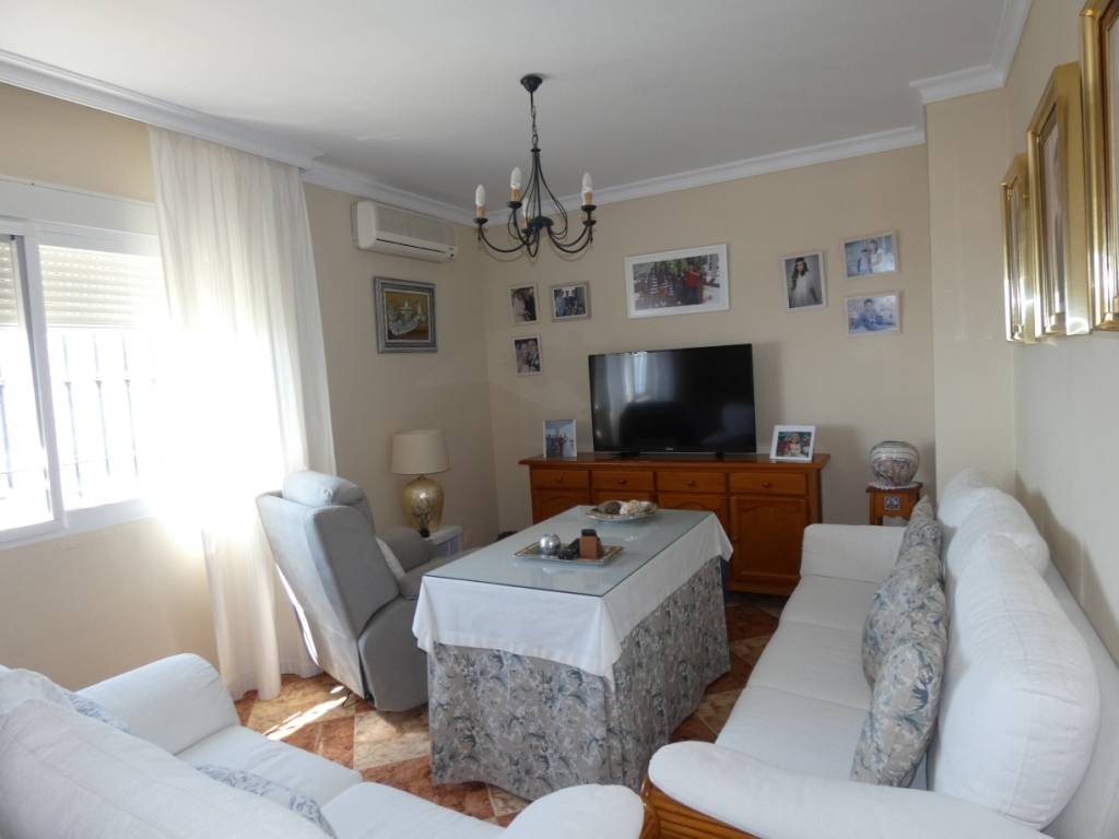 Praktische en comfortabele 3 slaapkamers 2 badkamers veranda, groot terras met uitzicht op zee (zwembad)