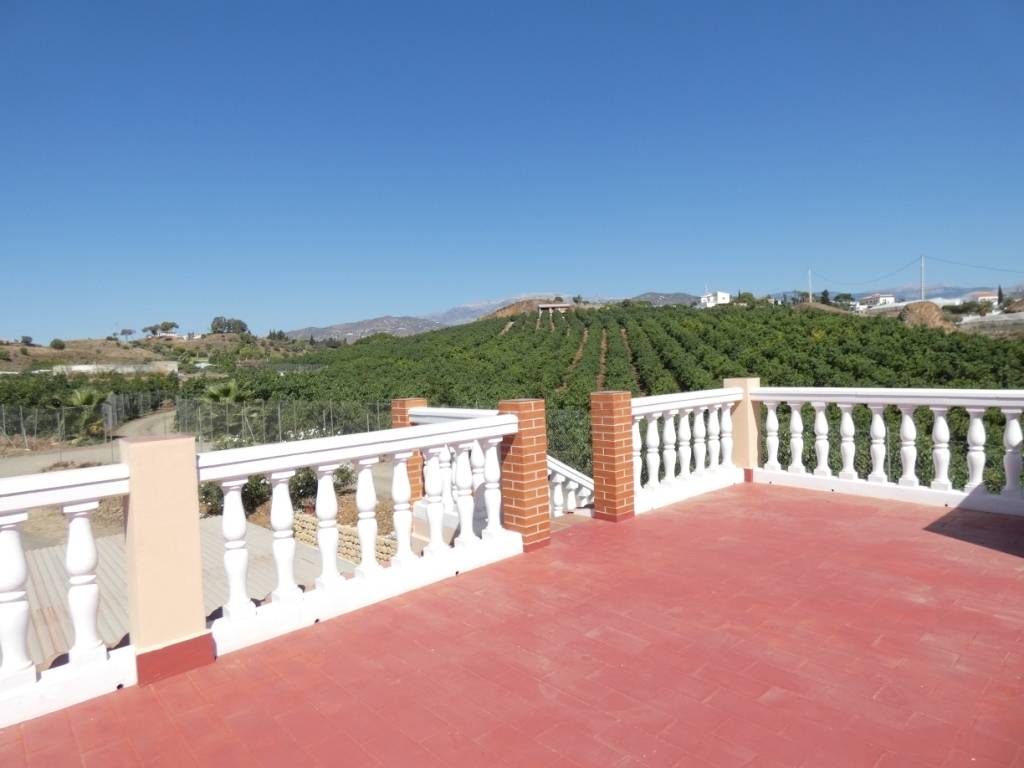 Practical and comfortable 3 bedrooms 2 bathrooms porch and large garden plus terrace with views of the sea and (pool)