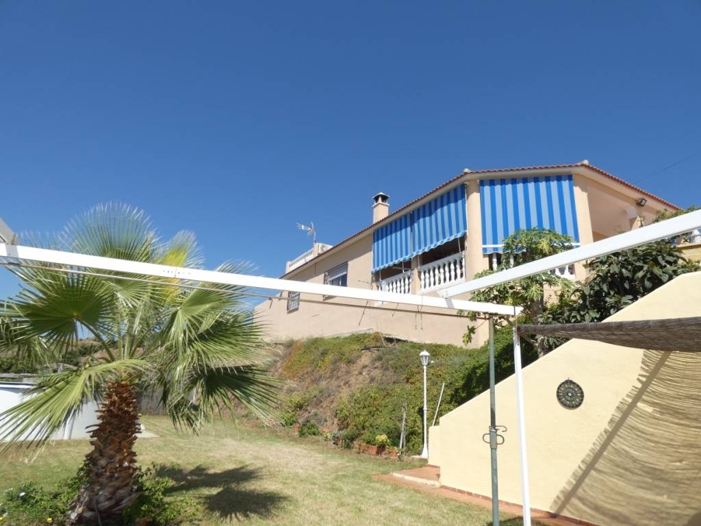 Practica y confortable 3 dormitorios 2 baños porche y amplio jardin mas  terraza con vistas al mar y   ( piscina)