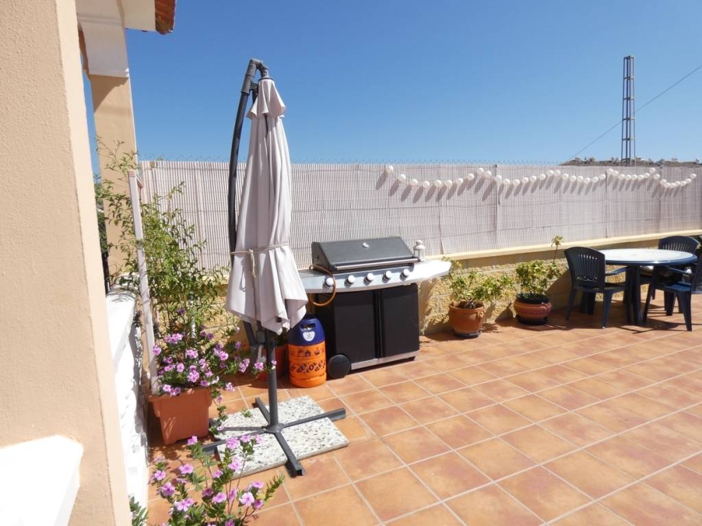 Praktische en comfortabele 3 slaapkamers 2 badkamers veranda, groot terras met uitzicht op zee (zwembad)
