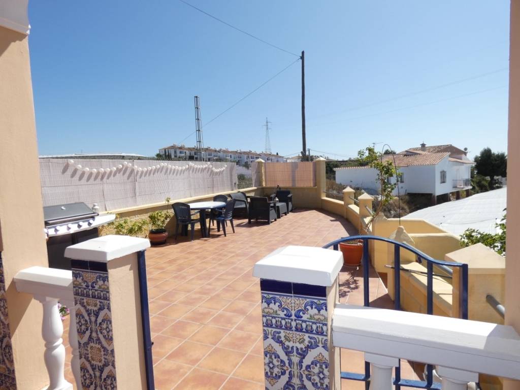 Praktische en comfortabele 3 slaapkamers 2 badkamers veranda, groot terras met uitzicht op zee (zwembad)