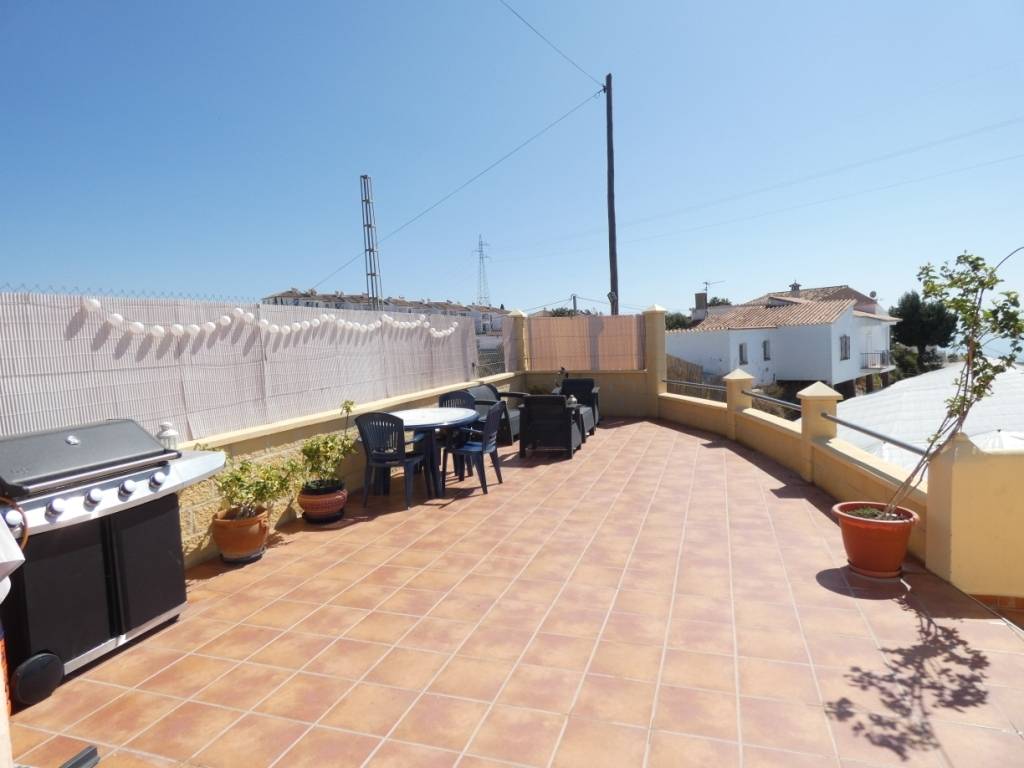Praktische en comfortabele 3 slaapkamers 2 badkamers veranda, groot terras met uitzicht op zee (zwembad)