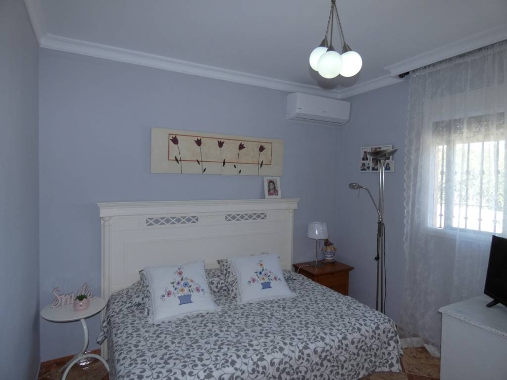 Praktische en comfortabele 3 slaapkamers 2 badkamers veranda, groot terras met uitzicht op zee (zwembad)