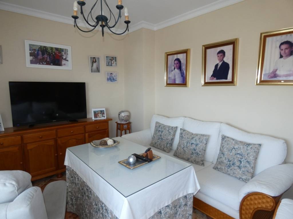 Praktische en comfortabele 3 slaapkamers 2 badkamers veranda, groot terras met uitzicht op zee (zwembad)