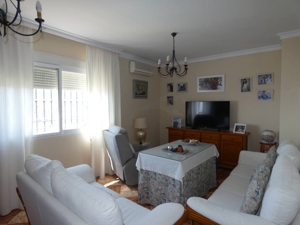 Praktische en comfortabele 3 slaapkamers 2 badkamers veranda, groot terras met uitzicht op zee (zwembad)