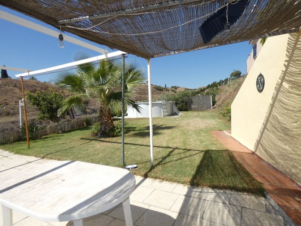 Practical and comfortable 3 bedrooms 2 bathrooms porch and large garden plus terrace with views of the sea and (pool)