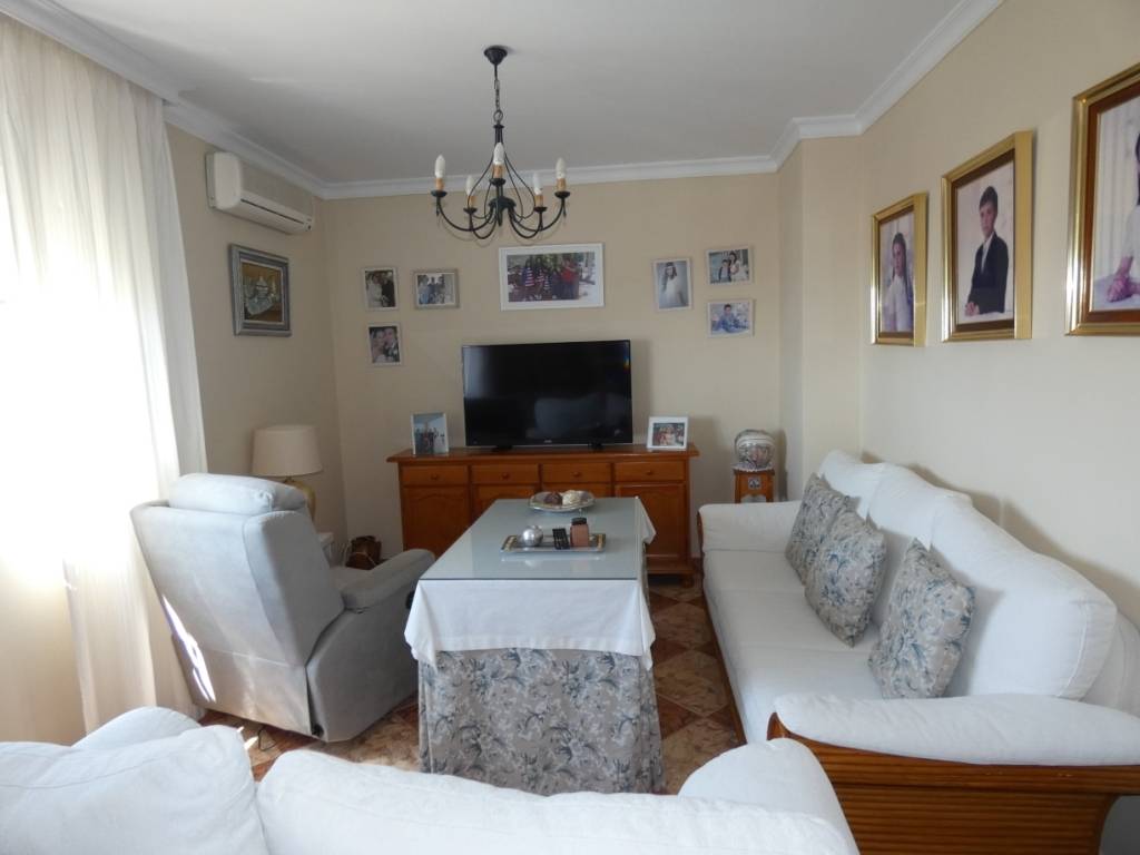 Praktische en comfortabele 3 slaapkamers 2 badkamers veranda, groot terras met uitzicht op zee (zwembad)