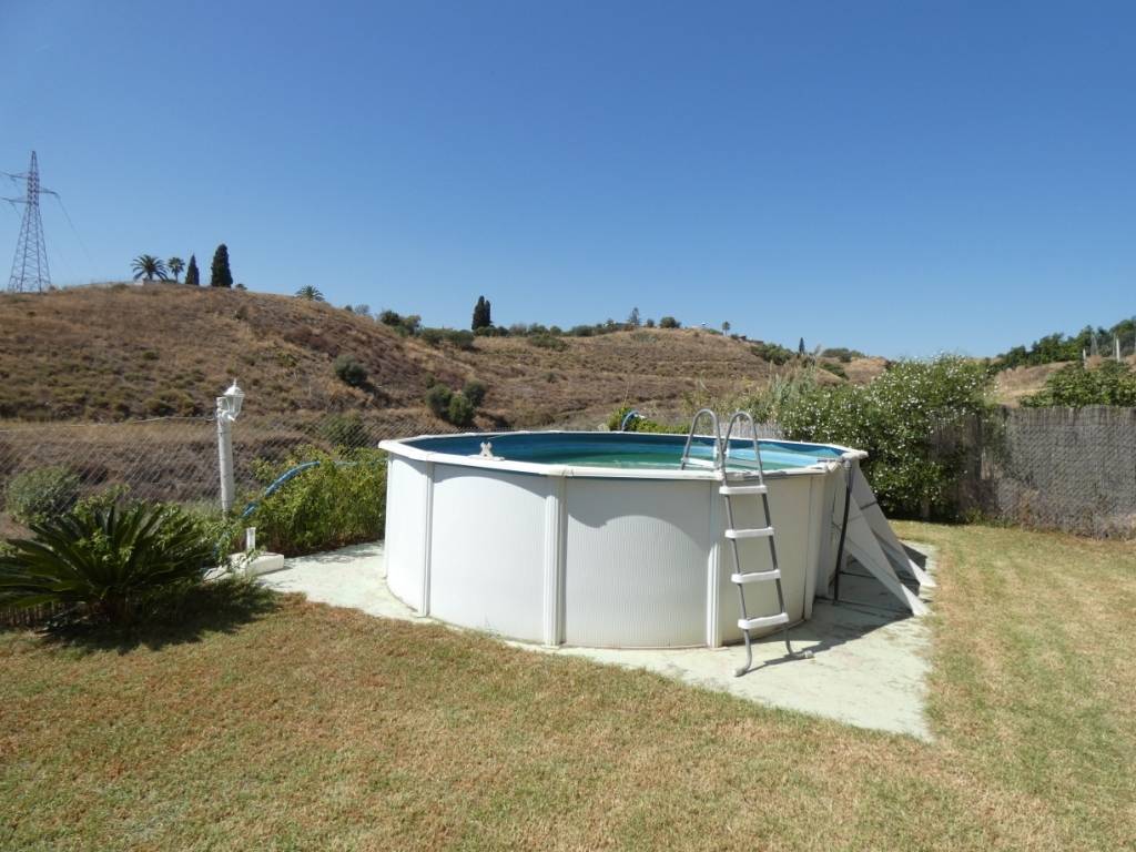 Practica y confortable 3 dormitorios 2 baños porche y amplio jardin mas  terraza con vistas al mar y   ( piscina)