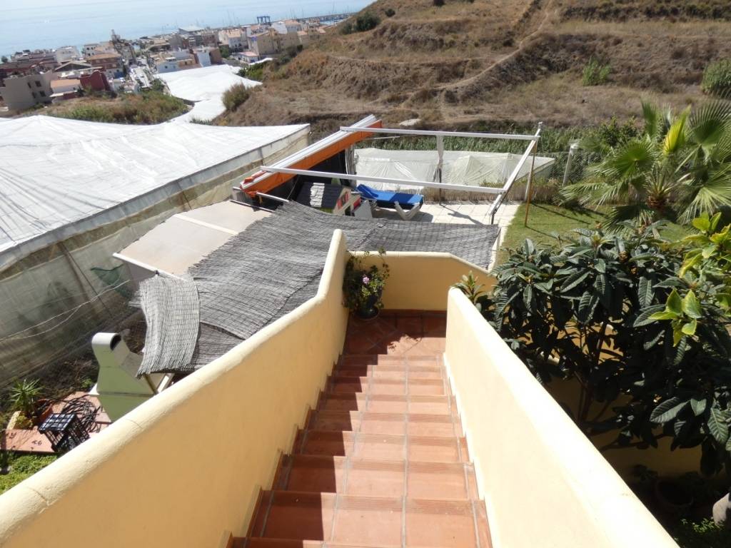 Practica y confortable 3 dormitorios 2 baños porche y amplio jardin mas  terraza con vistas al mar y   ( piscina)