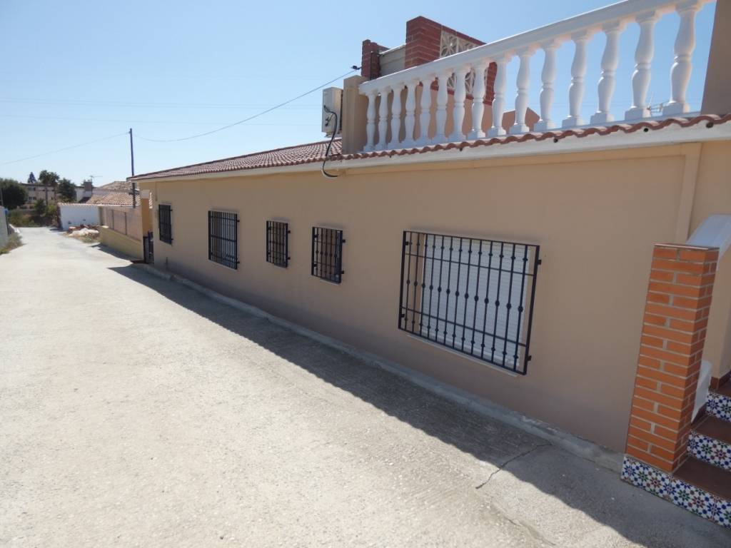 Practica y confortable 3 dormitorios 2 baños porche y amplio jardin mas  terraza con vistas al mar y   ( piscina)