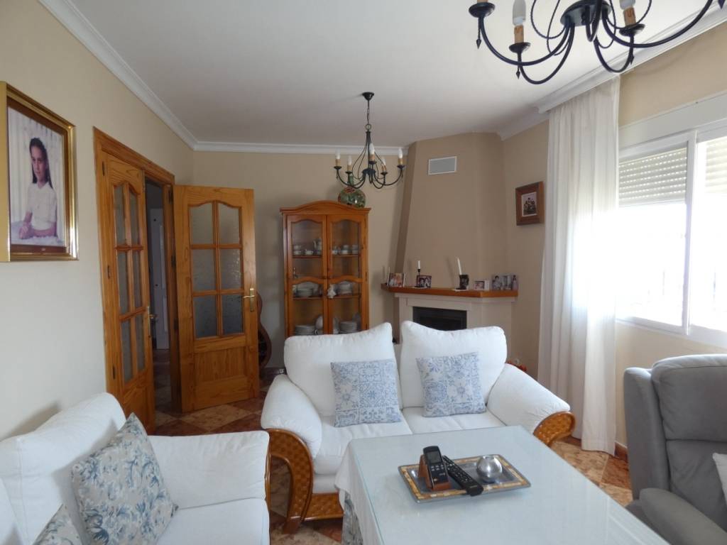 Praktische en comfortabele 3 slaapkamers 2 badkamers veranda, groot terras met uitzicht op zee (zwembad)