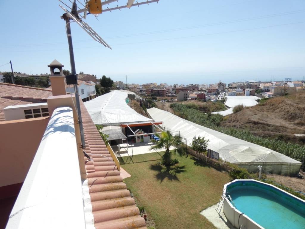 Practical and comfortable 3 bedrooms 2 bathrooms porch and large garden plus terrace with views of the sea and (pool)