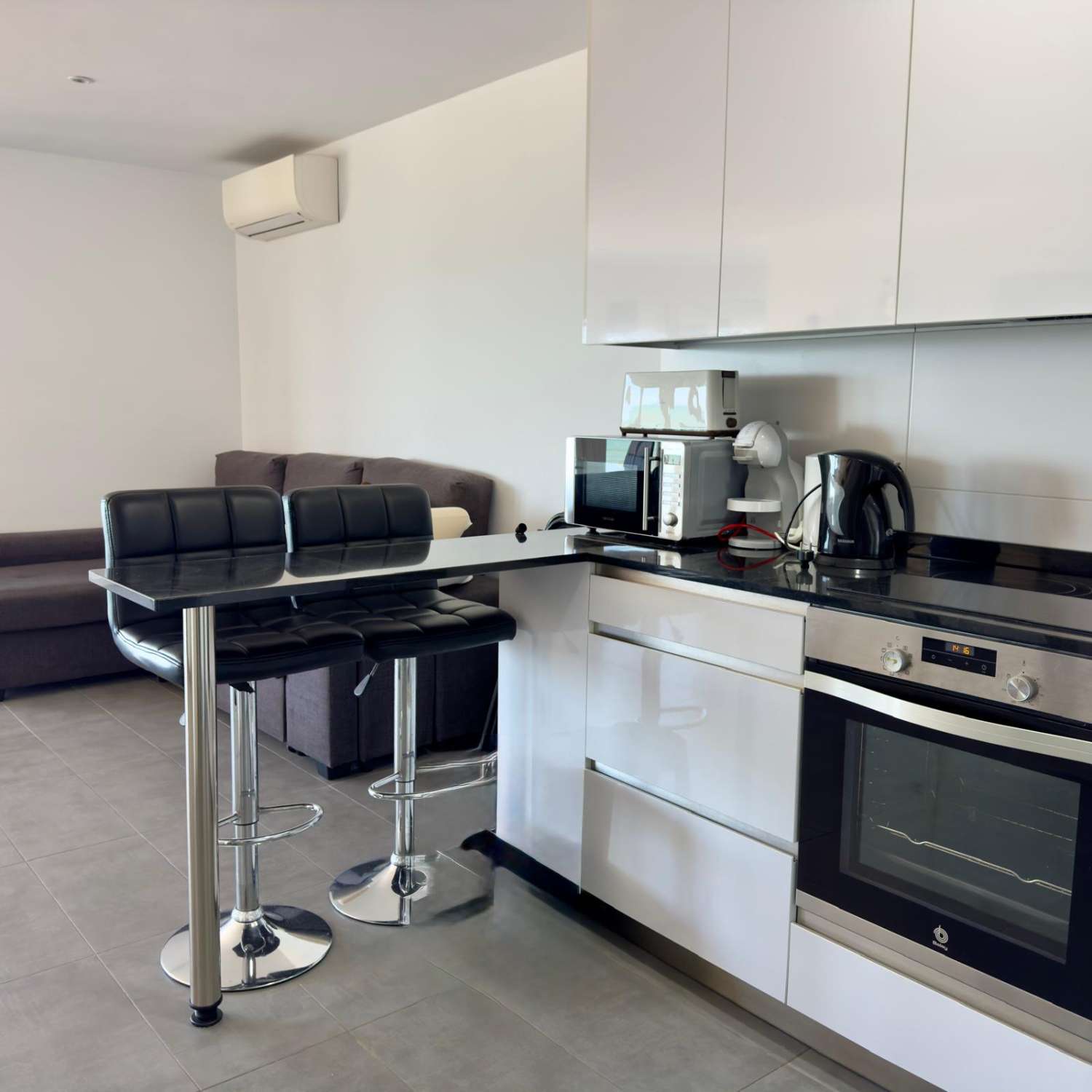 TORROX COSTA Prachtig en modern, met een adembenemend uitzicht op de boulevard en het strand van Ferrara.