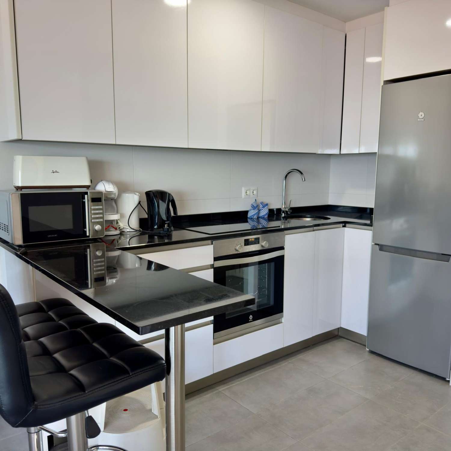 TORROX COSTA Prachtig en modern, met een adembenemend uitzicht op de boulevard en het strand van Ferrara.