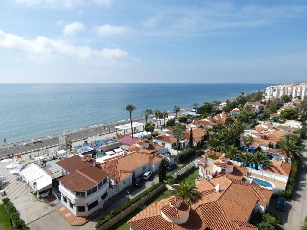 Low price rental 1st line beach in Torrox