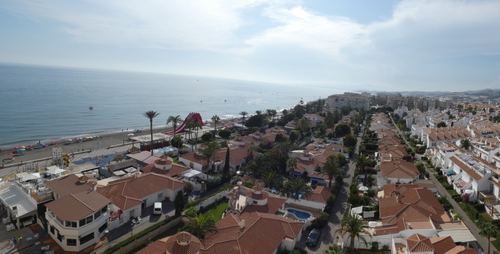 PREMIÈRE LIGNE AVEC vue exceptionnelle sur la plage et la mer