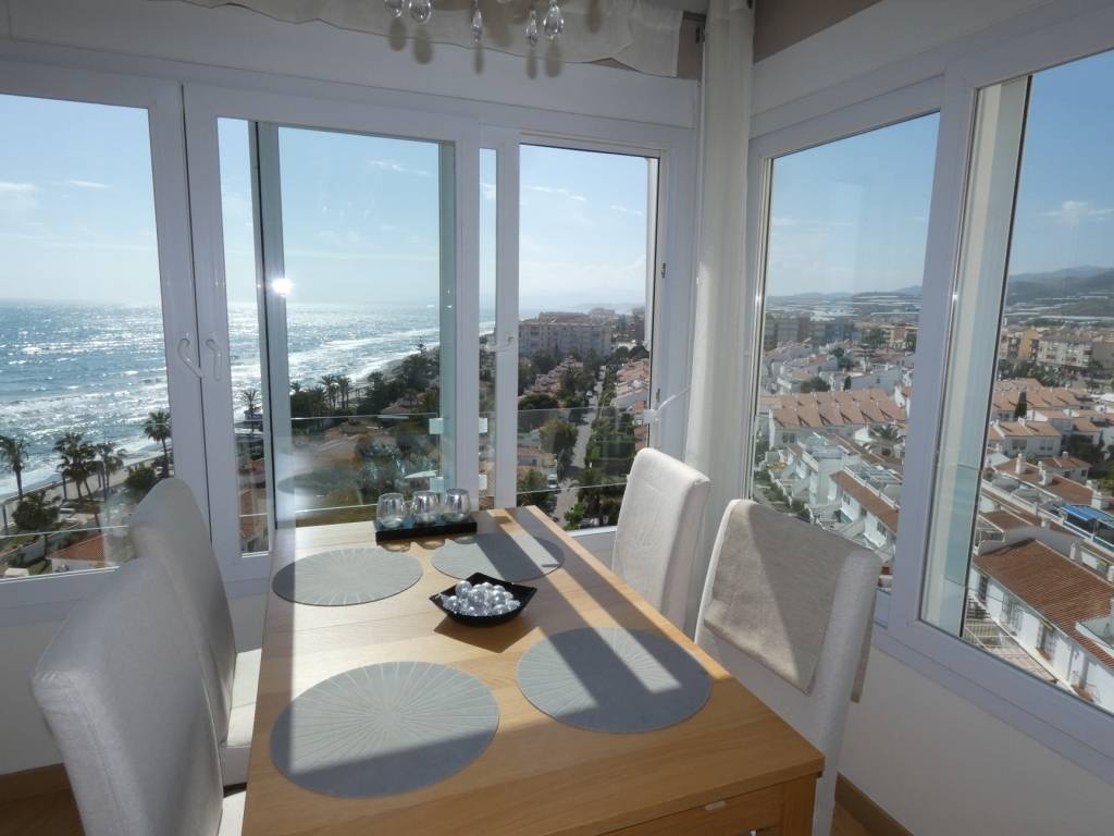 ERSTE LINIE MIT außergewöhnlichem Blick auf den Strand und das Meer