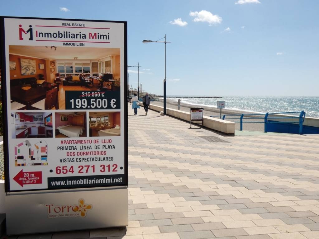 PRIMA LINEA CON vista eccezionale sulla spiaggia e sul mare