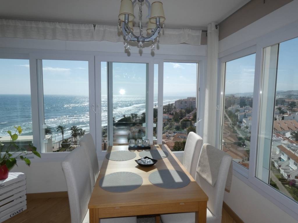 ERSTE LINIE MIT außergewöhnlichem Blick auf den Strand und das Meer