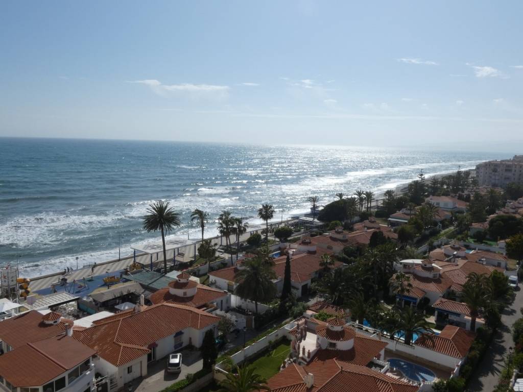 PRIMERA LINEA  CON  vistas excepcionales a la playa y el mar