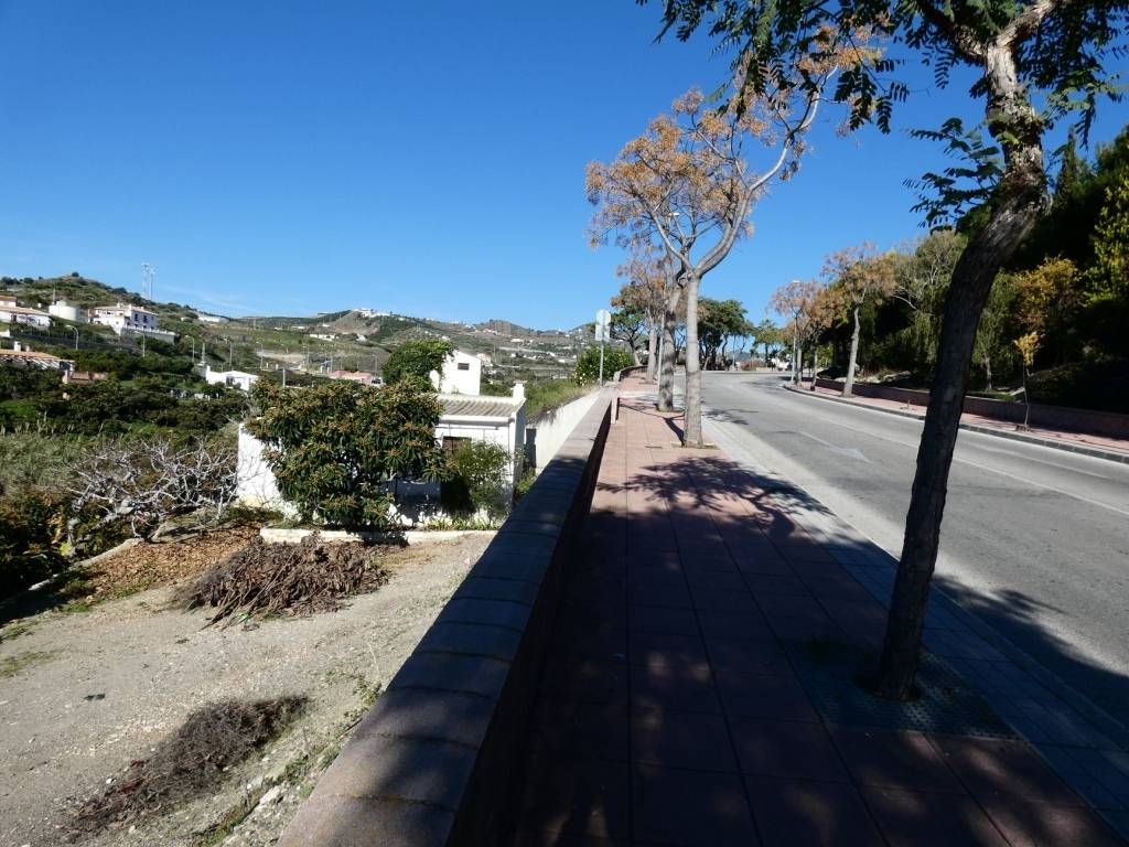 Ruined plot with tools in an exceptional location near the Torrox roundabout.