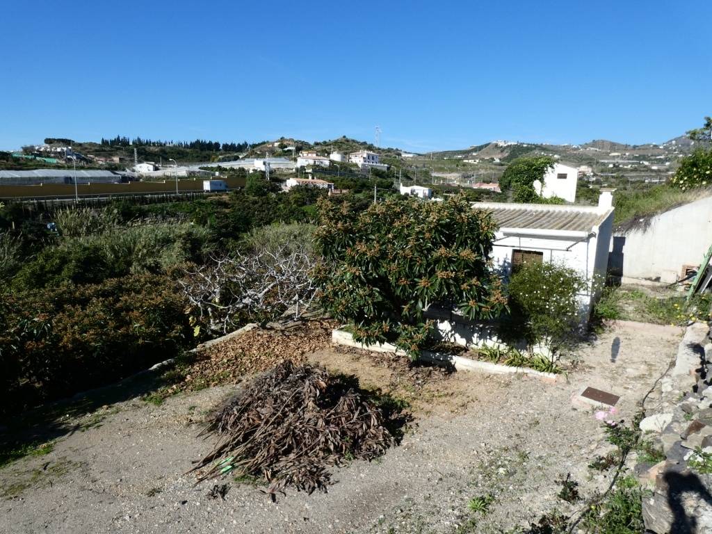 Ødelagt tomt med verktøy med eksepsjonell beliggenhet nær Torrox-rundkjøringen.