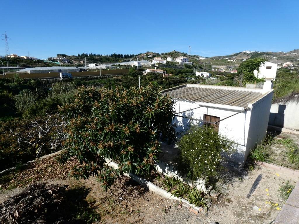 Geruïneerd perceel met werktuigen op een uitzonderlijke locatie nabij de Torrox-rotonde.