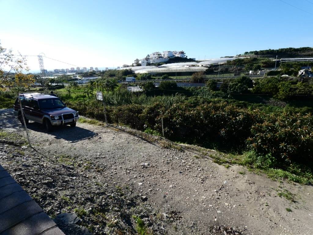 Zerstörtes Grundstück mit Geräten in außergewöhnlicher Lage in der Nähe des Torrox-Kreisverkehrs.