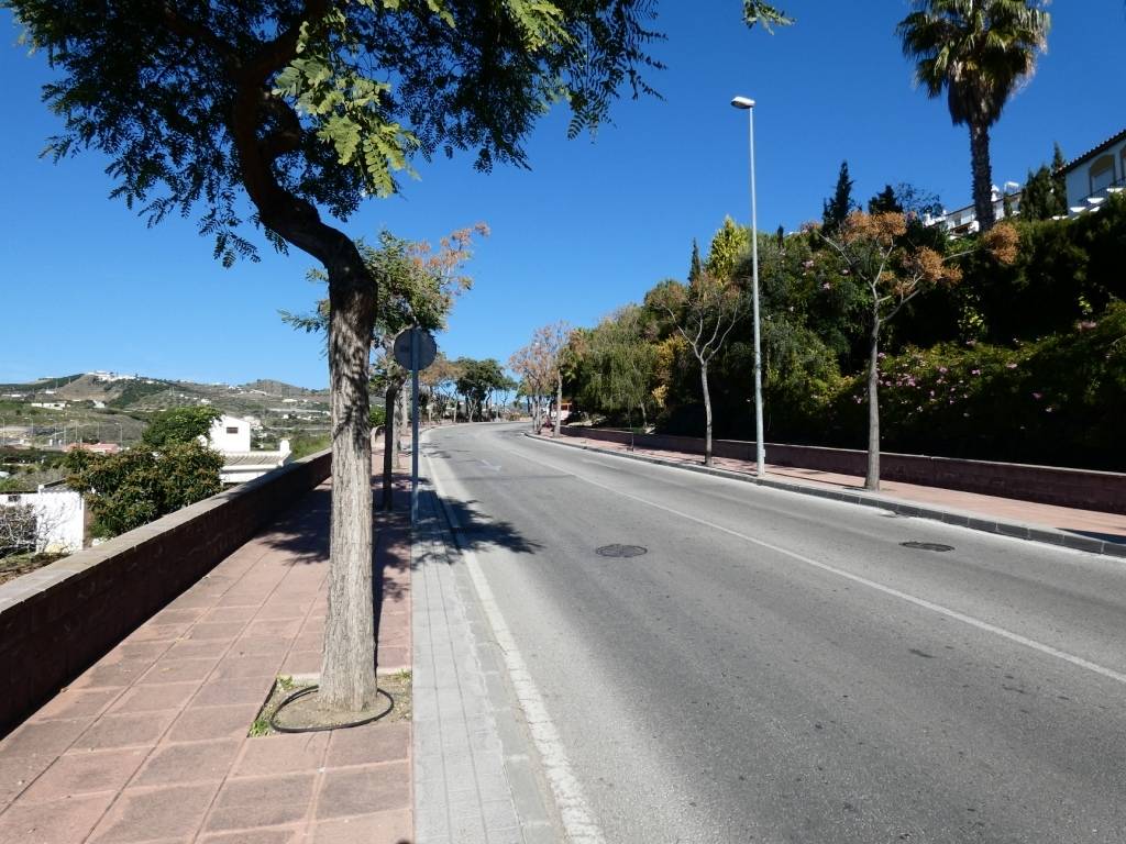 Parcela con apero en ruina en lugar excepcional cercano a la rotonda de Torrox.