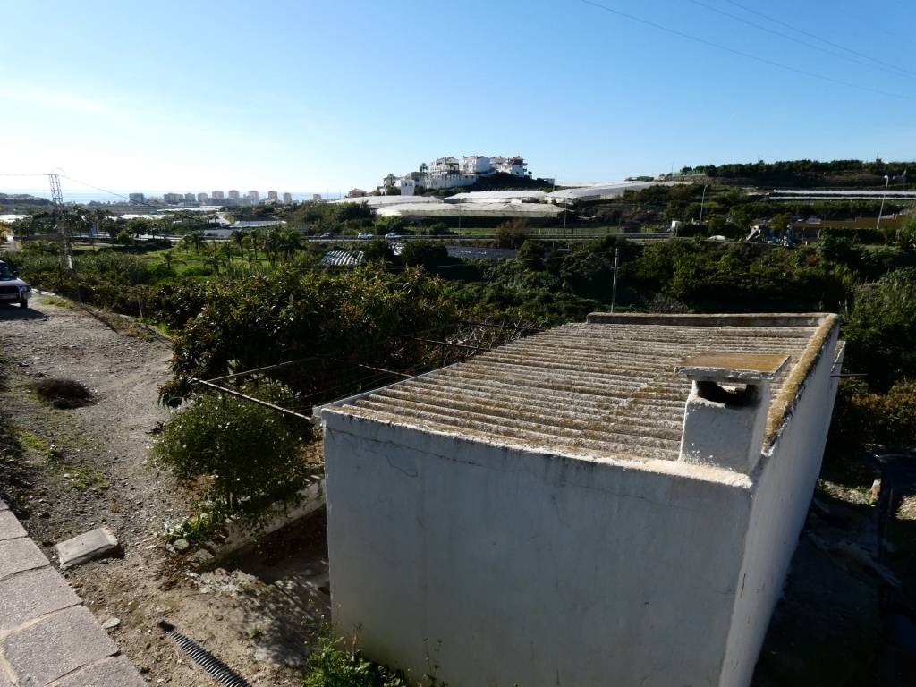 Geruïneerd perceel met werktuigen op een uitzonderlijke locatie nabij de Torrox-rotonde.