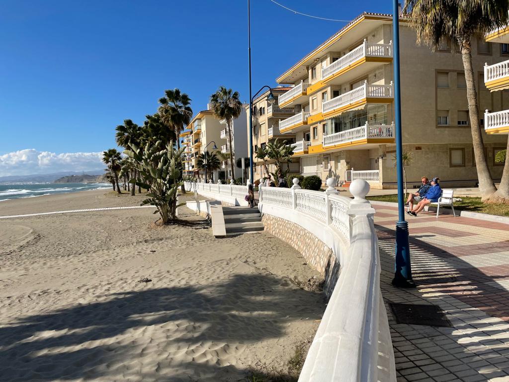 BONITO apartamento ubicado en 1ª linea de playa