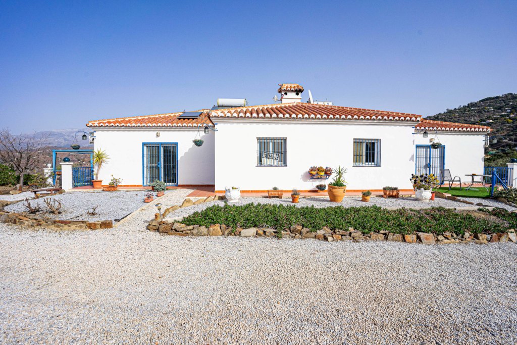 Rustic house composed of two independent homes all with views La Maroma