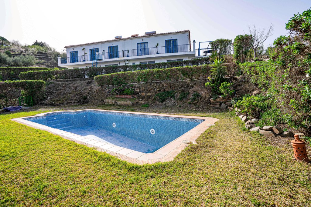 Rustic house composed of two independent homes all with views La Maroma