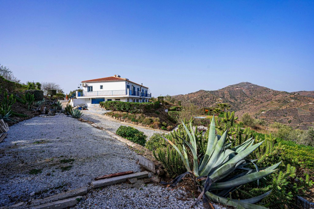 Rustic house composed of two independent homes all with views La Maroma