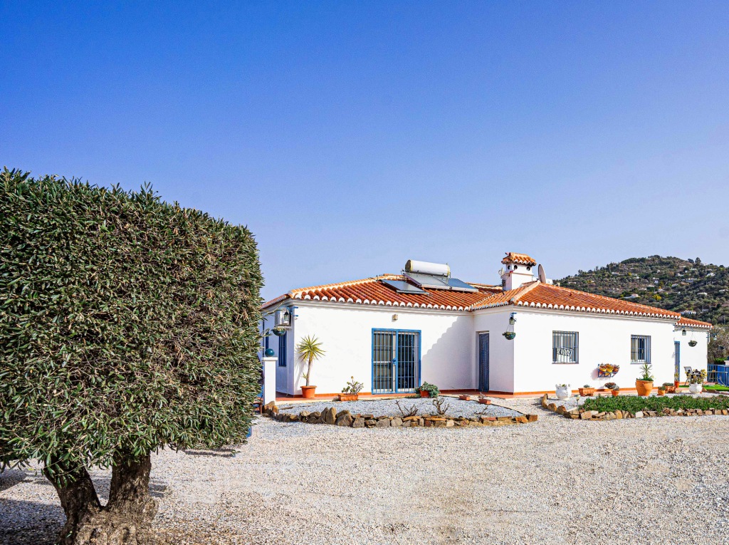 Rustic house composed of two independent homes all with views La Maroma