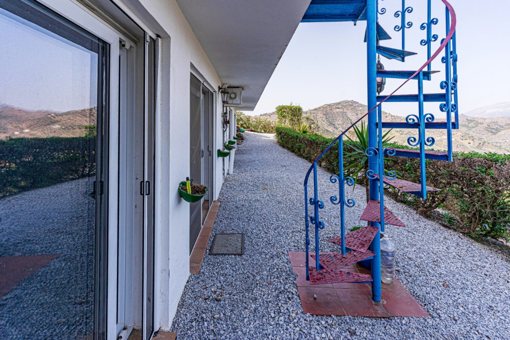 Rustic house composed of two independent homes all with views La Maroma