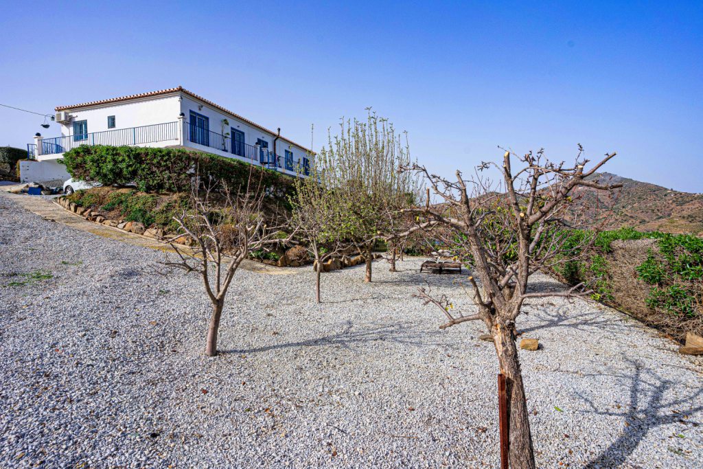 Rustic house composed of two independent homes all with views La Maroma