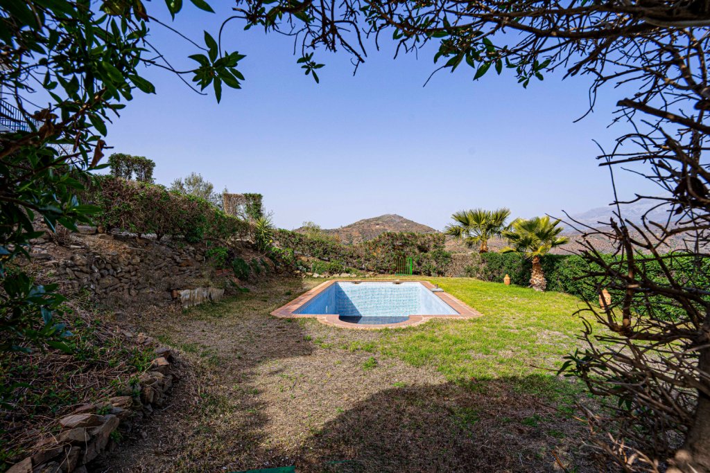 Rustic house composed of two independent homes all with views La Maroma