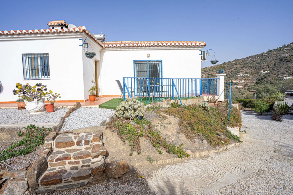 Rustic house composed of two independent homes all with views La Maroma