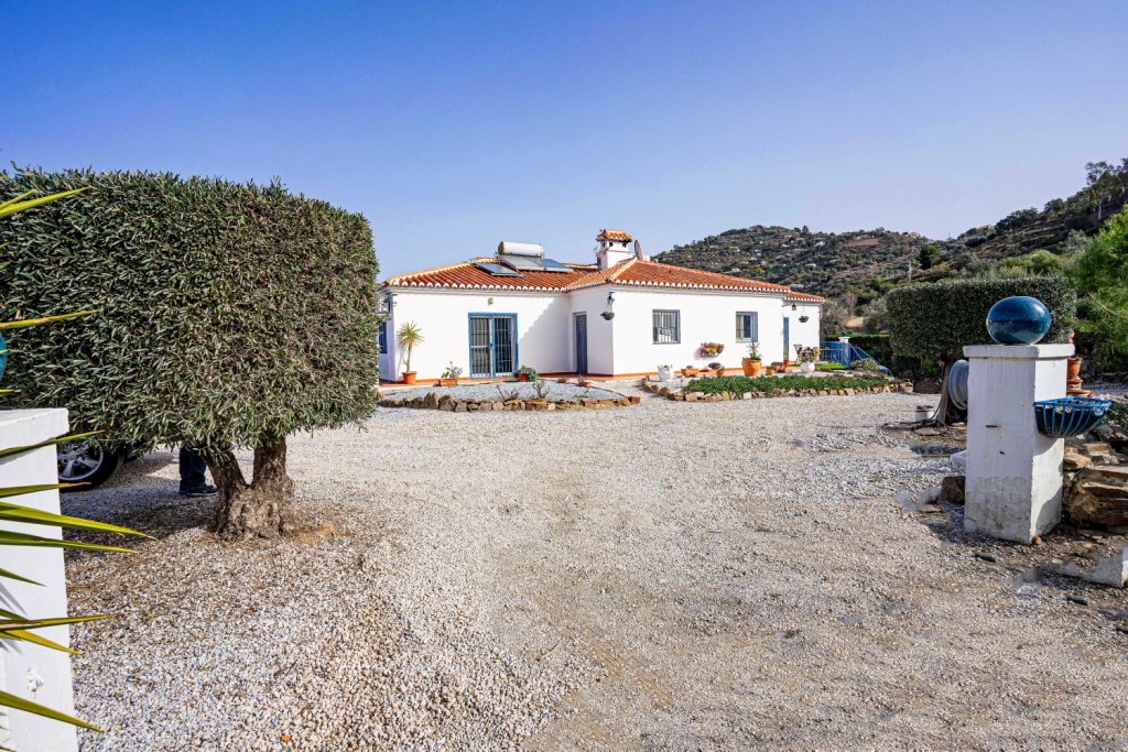 Rustic house composed of two independent homes all with views La Maroma