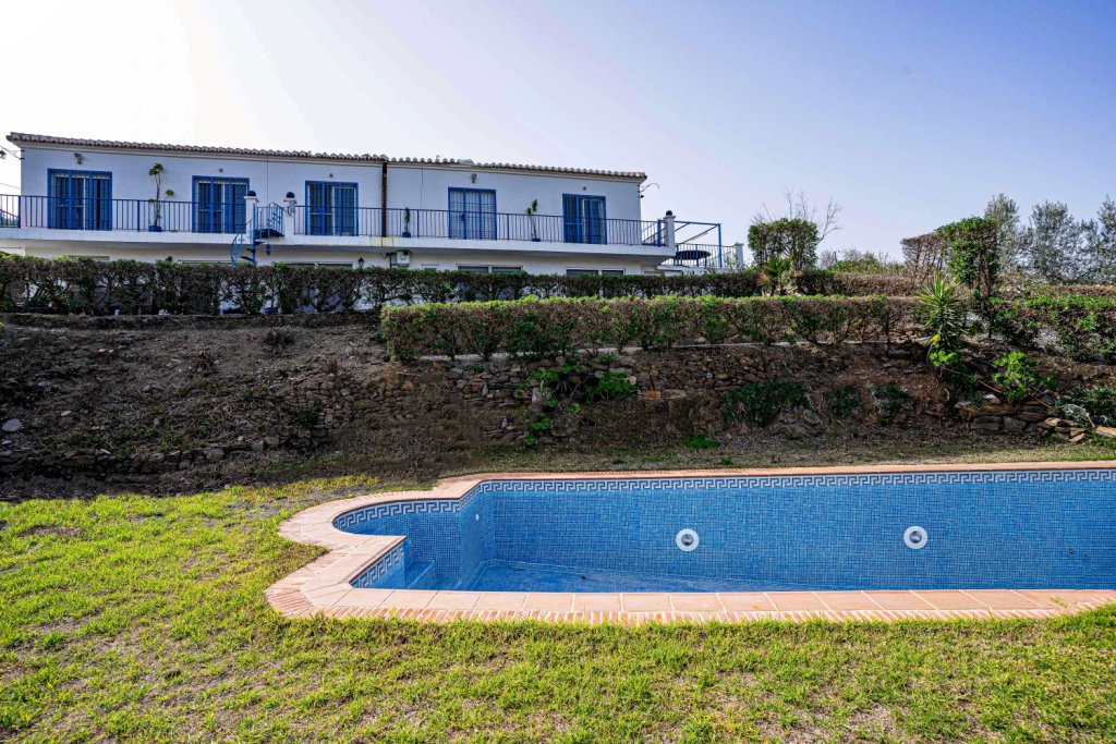 Rustic house composed of two independent homes all with views La Maroma