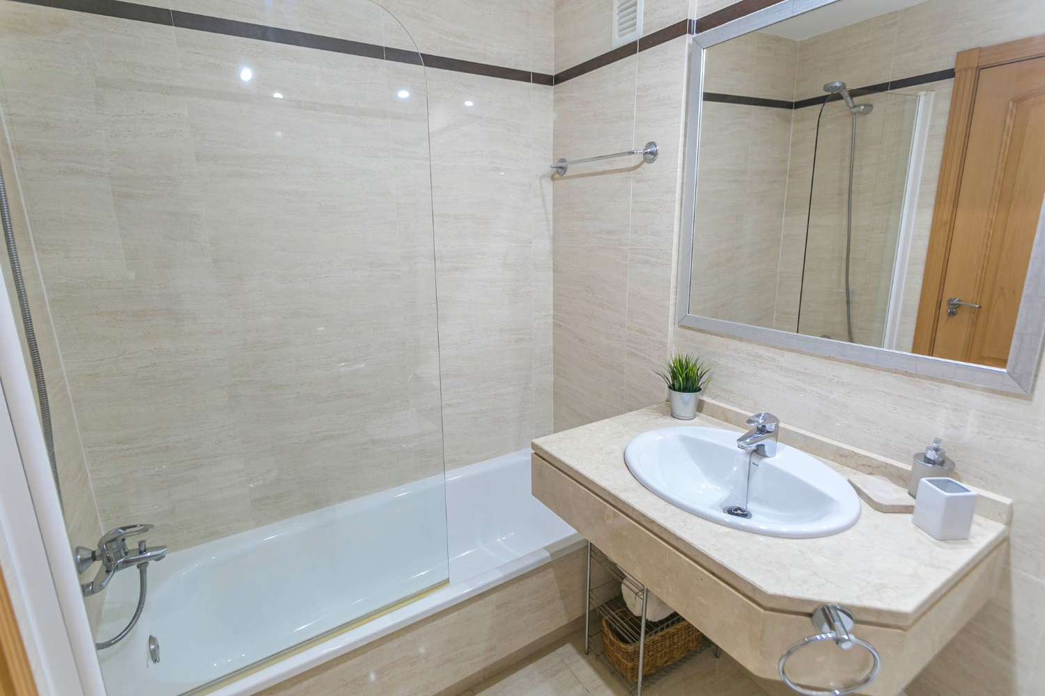 Practico y confort  3 dormitorios 2 baños + plaza de parking + trastero + terraza ático (CENTRO)