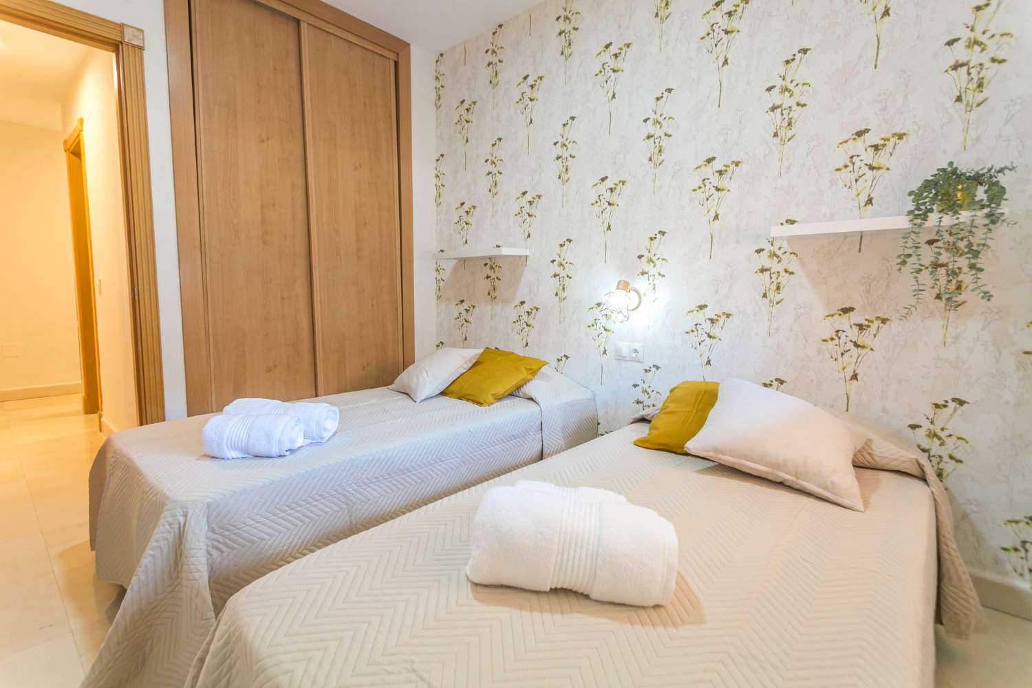 Practico y confort  3 dormitorios 2 baños + plaza de parking + trastero + terraza ático (CENTRO)