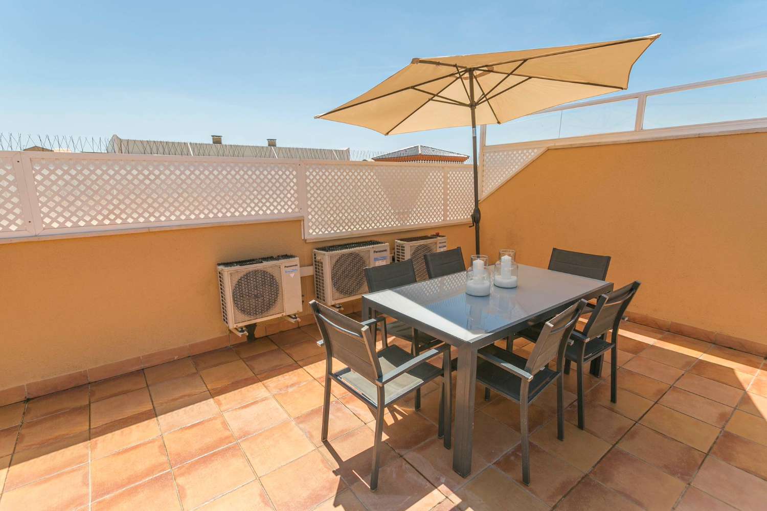 Practico y confort  3 dormitorios 2 baños + plaza de parking + trastero + terraza ático (CENTRO)